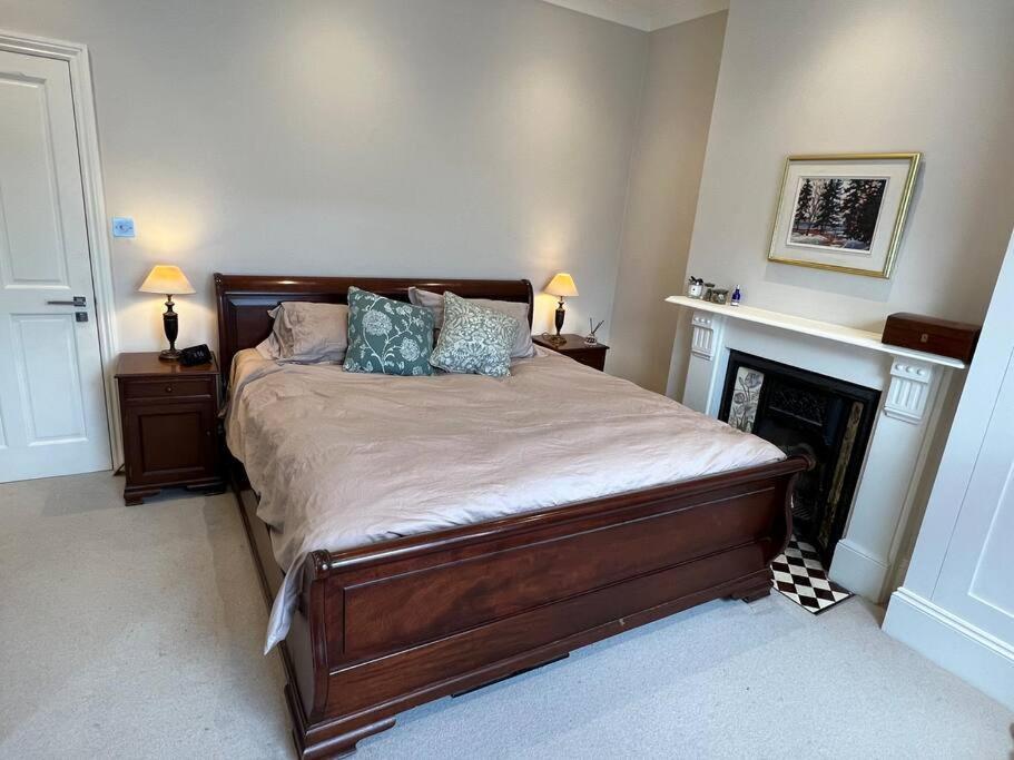 Four Bedroom Modern Victorian Wandsworth House Лондон Экстерьер фото